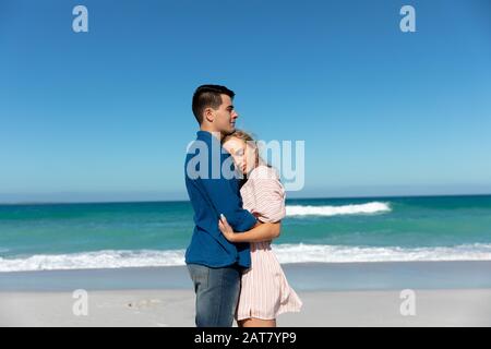 Jeune couple hugging at the beach Banque D'Images