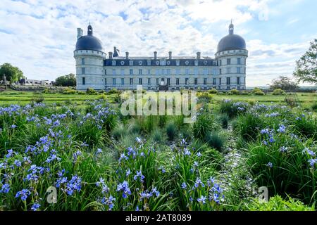 France, Indre, Berry, Valenray, Château de Valenray Park and Gardens, façade du château et Grande perspective, rond d'iris et de graminées bleutées Banque D'Images