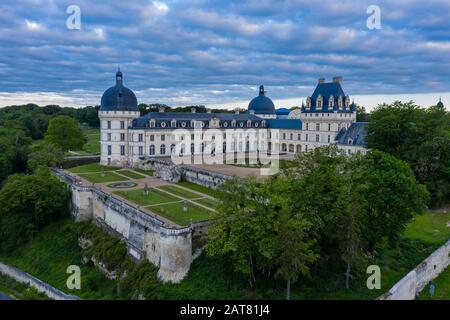 France, Indre, Berry, Valenray, Château de Valenray Park and Gardens, cour du château et jardin de la Duchesse au printemps (vue aérienne) // France Banque D'Images