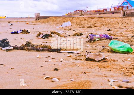 Les ordures sont laissées derrière une plage galloise après un week-end de vacances en banque, Rhyl, Pays de Galles du Nord, août 2019 Banque D'Images