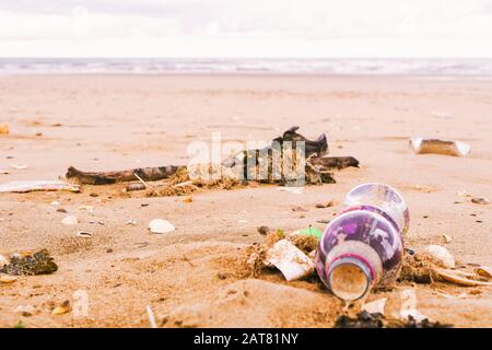 Les ordures sont laissées derrière une plage galloise après un week-end de vacances en banque, Rhyl, Pays de Galles du Nord, août 2019 Banque D'Images