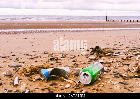 Les ordures sont laissées derrière une plage galloise après un week-end de vacances en banque, Rhyl, Pays de Galles du Nord, août 2019 Banque D'Images