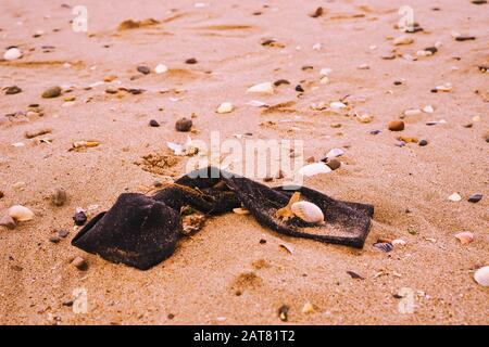 Les ordures sont laissées derrière une plage galloise après un week-end de vacances en banque, Rhyl, Pays de Galles du Nord, août 2019 Banque D'Images