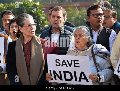 Le président du Congrès Sonia Gandhi avec son fils Rajiv Gandhi et d'autres chefs de parti protestant contre le projet de loi sur la citoyenneté le jour d'ouverture du budget Banque D'Images