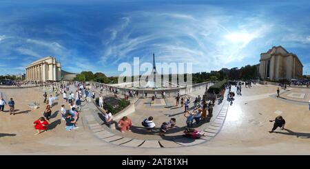 420 x 180 Grad-Panorama: Trocadéro, Eiffelturm, Paris, Frankreich/ France (nur fuer redaktionelle Verwendung. Keine Werbung. Referenzdatenbank: HTTP:/ Banque D'Images