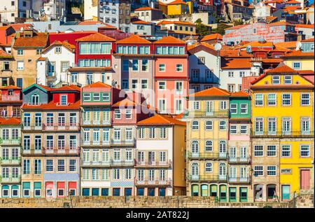 Vieilles maisons historiques de Porto. Rangées de bâtiments colorés dans le style architectural traditionnel, Portugal Banque D'Images