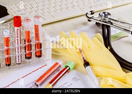 Tubes à vide pour la collecte et les échantillons de sang avec stéthoscope MERS-CoV Coronavirus infection chinoise virus atypique de pneumonie Banque D'Images