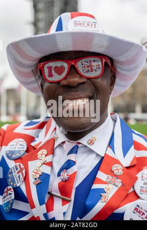 Londres, Royaume-Uni. 31 Janvier 2020. Brexiter, Joseph Afrane vêtu d'un costume Union Jack à la place du Parlement Banque D'Images