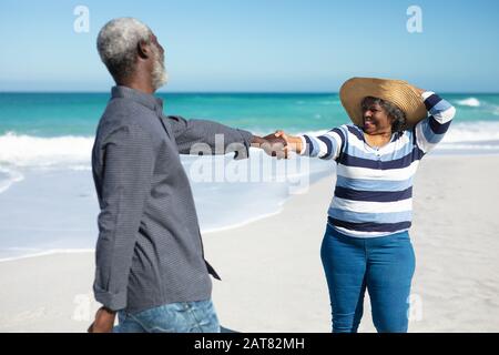 Un vieux couple s'amuser à la plage Banque D'Images