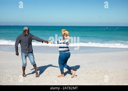 Un vieux couple s'amuser à la plage Banque D'Images