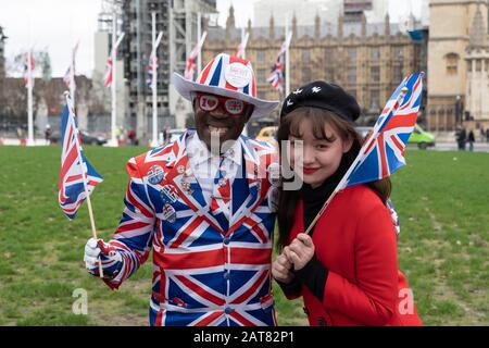 Londres, Royaume-Uni. 31 Janvier 2020. Brexiter, Joseph Afrane vêtu d'un costume Union Jack pose pour une photo avec un touriste à la place du Parlement Banque D'Images