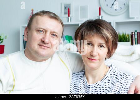 Portrait d'un homme et d'une femme d'âge moyen. Couple marié. Couple marié. Banque D'Images