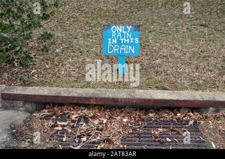 Un panneau en bois qui lit,'Only Rain dans ce drain.' Banque D'Images