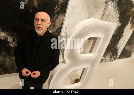 31 janvier 2020: 31 janvier 2020 (Malaga) Le Centre d'art contemporain de Malaga présente l'exposition intitulée ''Prendre Distance De Vous'' qui constitue la première exposition individuelle de Carlos LeÃ³n dans notre ville. Le conservateur de même, Fernando Castro FlÃ³rez, a rassemblé pour l'occasion un ensemble de plus de quarante pièces qui permettent d'observer l'évolution de l'artiste au cours des dernières décennies, y compris onze œuvres inédites choisies parmi celles réalisées au cours de l'année passée. (Image Crédit : © Lo Banque D'Images