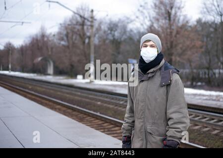 Éclosion de coronavirus mortel de maladie respiratoire en Russie, Ukraine.concept: Virus chinois ncov -2019. Guy, un homme dans un masque médical sur le pl Banque D'Images