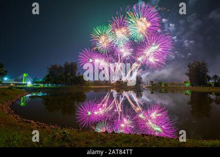 Beau Festival Des Feux D'Artifice À Udon Thani, Thaïlande Banque D'Images
