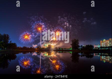 Beau Festival Des Feux D'Artifice À Udon Thani, Thaïlande Banque D'Images