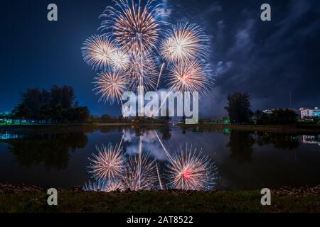 Beau Festival Des Feux D'Artifice À Udon Thani, Thaïlande Banque D'Images
