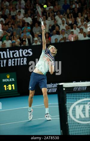Melbourne Park, Melbourne, Victoria, Australie. 29 janvier 2020. Open de tennis australien, jour 10; Alexander Zverev d'Allemagne sert pendant son match semi-final des hommes célibataires contre Dominic Thiem d'Autriche crédit: Action plus Sports/Alay Live News Banque D'Images