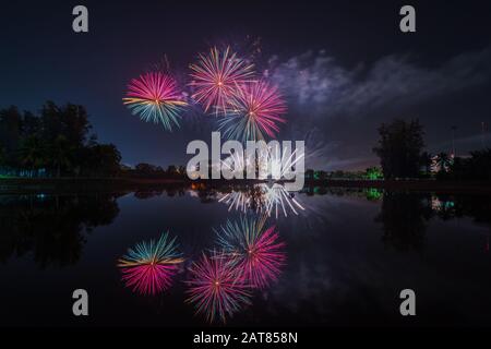 Beau Festival Des Feux D'Artifice À Udon Thani, Thaïlande Banque D'Images