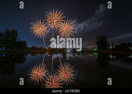 Beau Festival Des Feux D'Artifice À Udon Thani, Thaïlande Banque D'Images