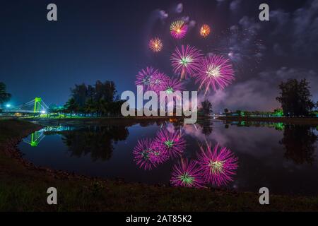 Beau Festival Des Feux D'Artifice À Udon Thani, Thaïlande Banque D'Images