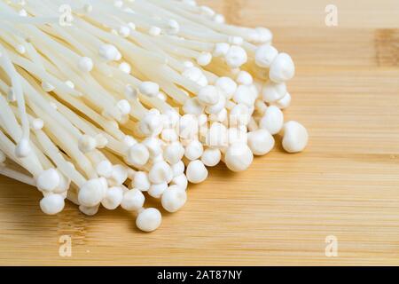 Champignons énoki ou Enokitake bien connus pour la cuisine japonaise Banque D'Images