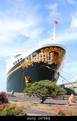 San FRANCISCO, États-Unis - 14 SEPTEMBRE : bateau de croisière Disney Wonder à la jetée le 14 septembre 2012 à San Francisco, États-Unis. Les navires Disney ont été conçus et Banque D'Images