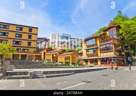 Gunma, Japon - juin 2019 : Yubatake onsen, boîtes en bois à ressort chaud avec eau minérale à Kusatsu onsen, préfecture de Gunma, Japon. Banque D'Images