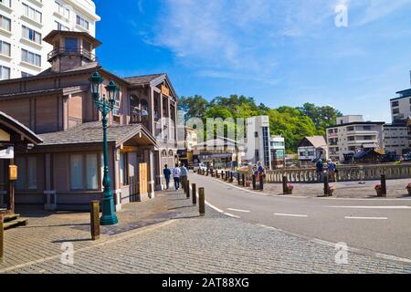 Gunma, Japon - juin 2019 : Yubatake onsen, boîtes en bois à ressort chaud avec eau minérale à Kusatsu onsen, préfecture de Gunma, Japon. Banque D'Images