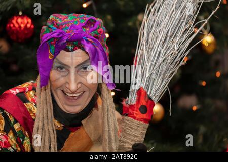 Baba Yaga avec un balai sur l'arrière-plan de l'arbre de Noël.sorcière russe. Banque D'Images