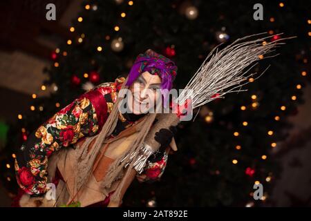 Baba Yaga avec un balai sur l'arrière-plan de l'arbre de Noël.sorcière russe. Banque D'Images