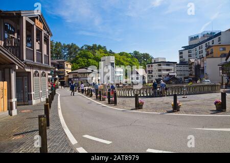 Gunma, Japon - juin 2019 : Yubatake onsen, boîtes en bois à ressort chaud avec eau minérale à Kusatsu onsen, préfecture de Gunma, Japon. Banque D'Images