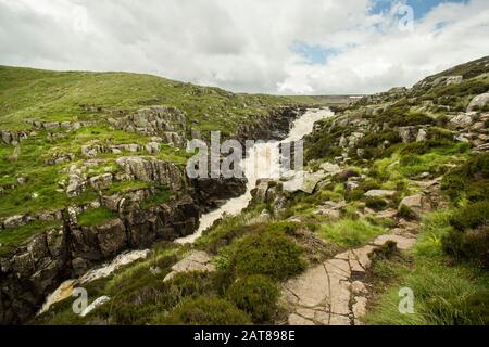 La chute d'eau du Chaudron sur les Tees de la rivière, à la frontière entre le comté de Durham et Cumbria, en Angleterre Banque D'Images