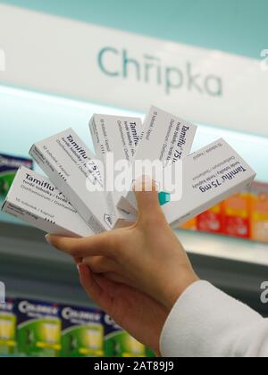 ***PHOTO DE FICHIER*** un des derniers paquets de la médecine Tamiflu disponible mais déjà réservé par les clients est vu dans Face d'un signe 'Flu' (Chripka Banque D'Images