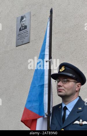 Dévoilement de la plaque commémorative à Miroslav Mucha, pilote en temps de guerre de la Royal Air Force britannique (RAF) qui est décédé lors d'un accident d'avion, le 31 janvier 2020, à Ivancice, près de Brno, en République tchèque. (Ctk Photo/Vaclav Salek) Banque D'Images