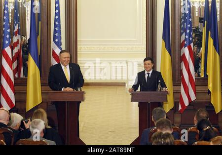 24 janvier 2020, Kiev, Ukraine: Le secrétaire d'État américain Mike Pompeo (L) et le président ukrainien Volodymyr Zelensky (R) assistent à une conférence de presse à Kiev..le secrétaire d'État américain Mike Pompeo visite l'Ukraine pour rencontrer le président ukrainien Volodymyr Zelensky, le ministre des Affaires étrangères Vadim Prystaiko, Et le ministre de la Défense, Andriy Zahorodnyuk, a mis en évidence le soutien des États-Unis à la souveraineté et à l’intégrité territoriale de l’Ukraine. Mike Pompeo est en voyage à l'étranger en Europe de l'est et en Asie centrale du 29 janvier au 4 février. (Image crédit : © Pavlo Gonchar/SOPA Images via ZUMA Wire) Banque D'Images