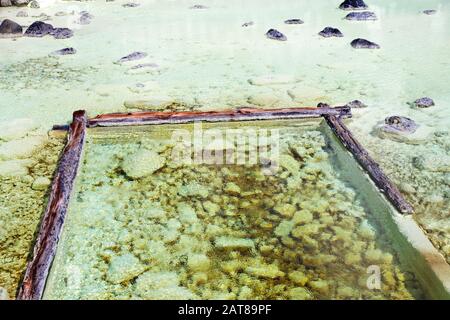 Yubatake onsen, Hot spring de caisses en bois avec de l'eau minérale en Kusatsu onsen, Gunma Prefecture, Japan. Banque D'Images