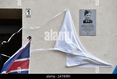 Dévoilement de la plaque commémorative à Miroslav Mucha, pilote en temps de guerre de la Royal Air Force britannique (RAF) qui est décédé lors d'un accident d'avion, le 31 janvier 2020, à Ivancice, près de Brno, en République tchèque. (Ctk Photo/Vaclav Salek) Banque D'Images