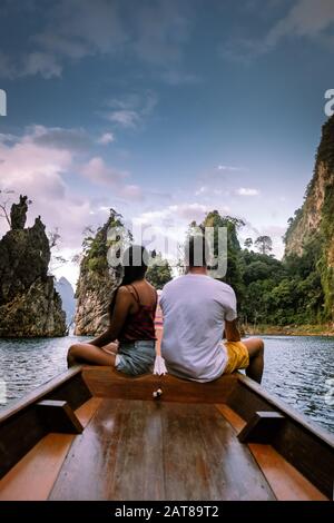 Jeunes hommes et femmes couple en vacances en Thaïlande visitant le parc national Khao Sok Jungle Banque D'Images