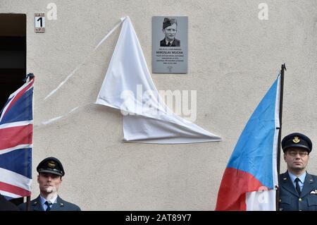 Dévoilement de la plaque commémorative à Miroslav Mucha, pilote en temps de guerre de la Royal Air Force britannique (RAF) qui est décédé lors d'un accident d'avion, le 31 janvier 2020, à Ivancice, près de Brno, en République tchèque. (Ctk Photo/Vaclav Salek) Banque D'Images