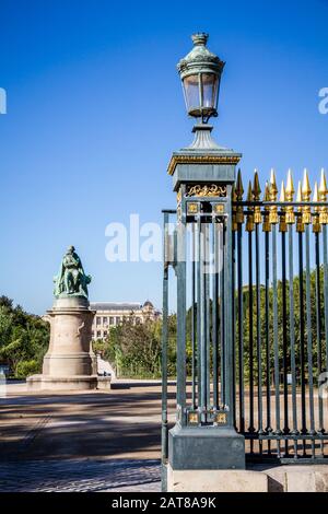 Jardin des plantes et l'entrée du parc statue Lamarck, Paris, France Banque D'Images