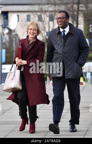 Andrea Leadsom, secrétaire d'entreprise et ministre d'État au Département des affaires, de l'énergie et de la stratégie industrielle Kwasi Kwarteng, se présentent pour une réunion du cabinet au Centre national du verre de l'Université de Sunderland, la ville qui a été la première à soutenir le Brexit lorsque les résultats ont été annoncés après le référendum de 2016. Banque D'Images