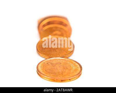 Argent petites pièces sur un fond blanc avec place pour le texte. Euro. Cent. Affaires. Endroit libre. Image d'arrière-plan. Banque D'Images