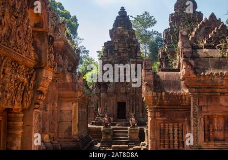 Banteay Srei ou Banteay Srey est un temple cambodgien du Xe siècle dédié au dieu hindou Shiva, Angkor, Cambodge Banque D'Images
