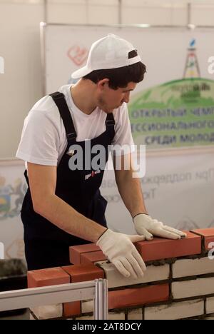 Jeune charpentier effectue une tâche de la concurrence Banque D'Images