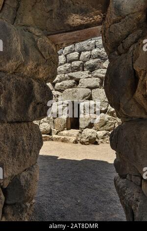 Passage à la tour principale de Nuraghe Santu Antine, 19-XVIIIe siècle avant J.-C., âge de bronze, structure mégalithique, près de Torralba, Sardaigne, Italie Banque D'Images