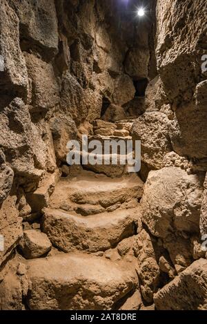 Escalier à la tour principale de Nuraghe Santu Antitine, 19e-XVIIIe siècle avant J.-C., âge de bronze, structure mégalithique, près de Torralba, Sardaigne, Italie Banque D'Images