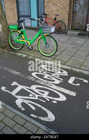 un vélo électrique anticalcaire stationné le long d'une piste cyclable dans la région est de sheuen, londres, angleterre Banque D'Images