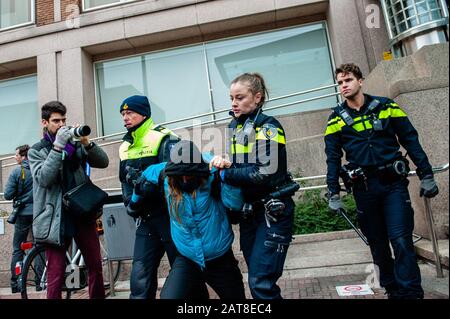 Un militant du XR arrêté par la police pendant la campagne. Une vingtaine d'activistes de la rébellion de l'extinction du groupe se sont manifestés au siège de Shell dans le cadre de la campagne que Shell doit faire, qui a lieu toute la semaine dans tout le pays. Certains militants de l'extinction se sont collés aux fenêtres et aux portes en cristal du bâtiment. Après avoir refusé de quitter le lieu, la plupart d'entre eux ont été arrêtés par la police. Banque D'Images